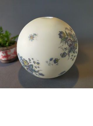 Globe en opaline blanche et fleurs