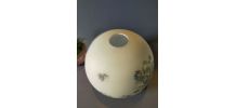 Globe en opaline blanche et fleurs