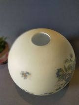 Globe en opaline blanche et fleurs