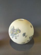Globe en opaline blanche et fleurs