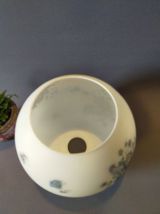 Globe en opaline blanche et fleurs