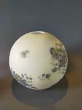 Globe en opaline blanche et fleurs