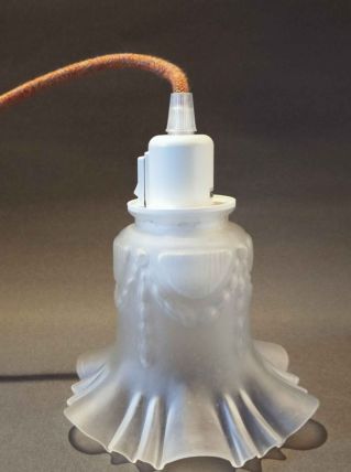 Lampe baladeuse corolle de verre opaque à guirlandes