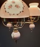 Suspension laiton trois feux opaline rose motif de fleurs
