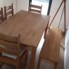 Table, 4 chaises, 1 banc en bois d'érable massif