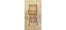 Ancienne chaise haute en bois à restaurer