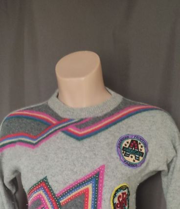 Pull laine écussons multicolore  perles 