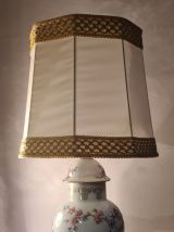 lampe asia porcelaine motif papillon  et fleural  electricit