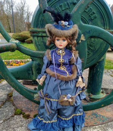 POUPEE EN PORCELAINE 