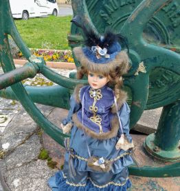 POUPEE EN PORCELAINE 
