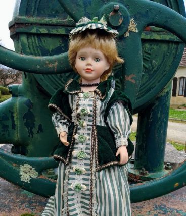 POUPEE EN PORCELAINE