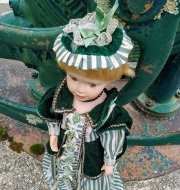 POUPEE EN PORCELAINE
