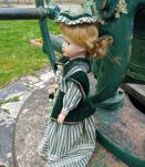 POUPEE EN PORCELAINE