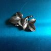 Ancienne broche en forme de feuilles 