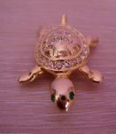 Broche vintage "tortue" en métal doré garnie de strass