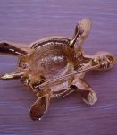 Broche vintage "tortue" en métal doré garnie de strass