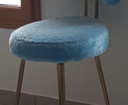 Chaise moumoute bleue