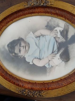 Ancien cadre en bois doré et fleurs en leton photo enfant de