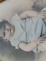 Ancien cadre en bois doré et fleurs en leton photo enfant de
