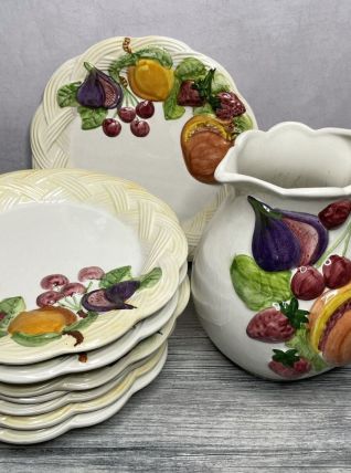 Ensemble 8 assiettes en barbotine FG décor de fruits 