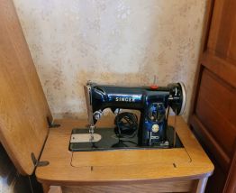 machine à coudre singer dans son meuble