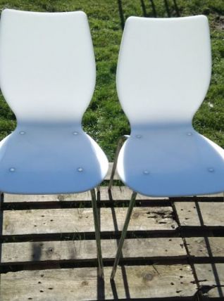Paire de chaises blanches en plexiglas 
