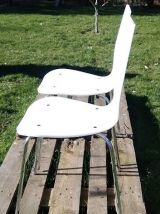 Paire de chaises blanches en plexiglas 
