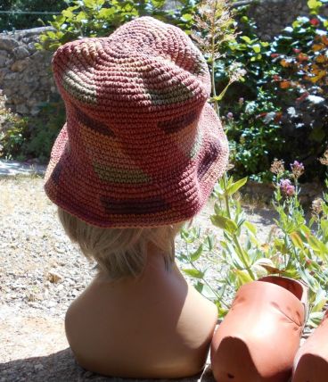 BOB CHAPEAU MULTICOLORE T 56-57 QUASI NEUF CROCHETE