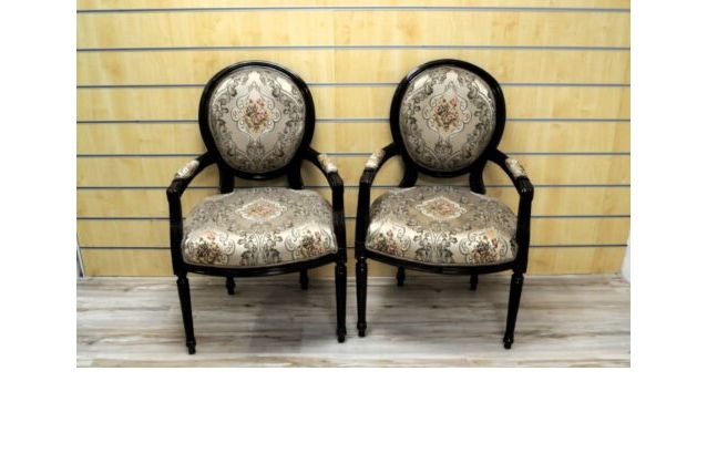 Deux fauteuil de style Louis XV