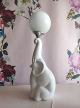 Lampe éléphant avec globe