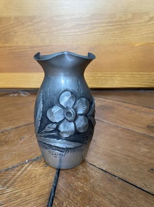 Vase en étain signé Rispal