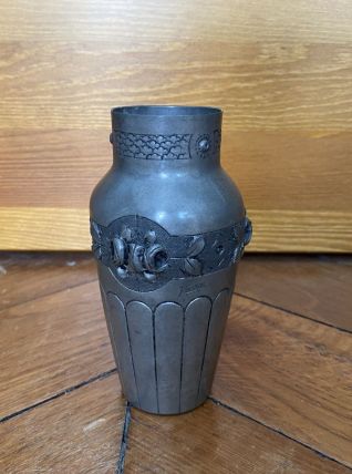 Vase en étain signé Pechez
