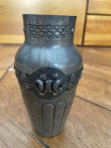 Vase en étain signé Pechez