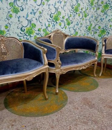 Fauteuils et canapé bleus style Louis XV