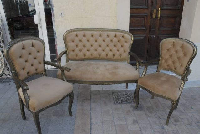 Fauteuils et canapé beige style Louis XV
