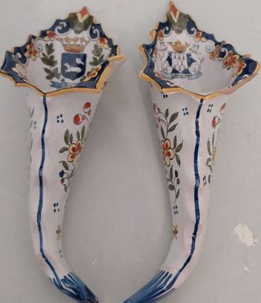 Paire de bouquetieres en faience signées JULES VERLINGUE. 