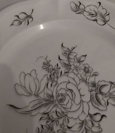 Grand plat en demi porcelaine signé LUNÉVILLE. 
