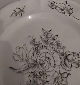 Grand plat en demi porcelaine signé LUNÉVILLE. 