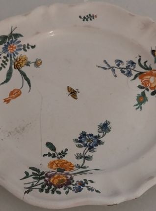 Assiette en faience de MOUSTIERS fin xviiième, début xixème.