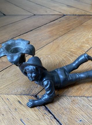 Bougeoir en régule figurant un petit garçon