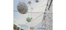 Boule en papier de soie verni et inclusion de fleurs séchées
