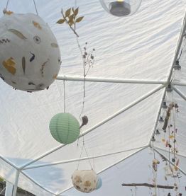 Boule en papier de soie verni et inclusion de fleurs séchées