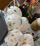 Boule en papier de soie verni et inclusion de fleurs séchées