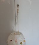 Boule en papier de soie verni et inclusion de fleurs séchées