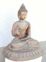 Statue de bouddha assis en bronze.
