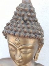 Statue de bouddha assis en bronze.