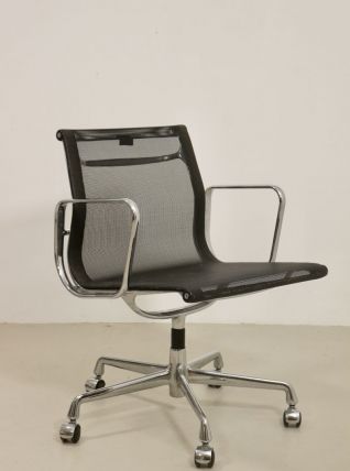 Fauteuil modèle EA 117 de Charles et Ray Eames par Vitra