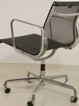 Fauteuil modèle EA 117 de Charles et Ray Eames par Vitra