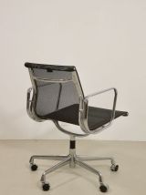 Fauteuil modèle EA 117 de Charles et Ray Eames par Vitra