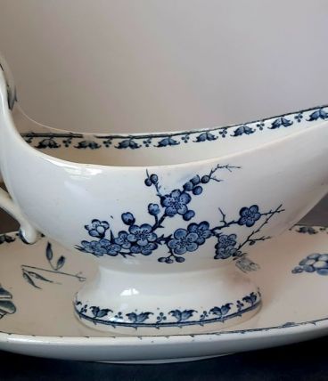 Saucière Carmen en faïence fleurie insecte bleu.
